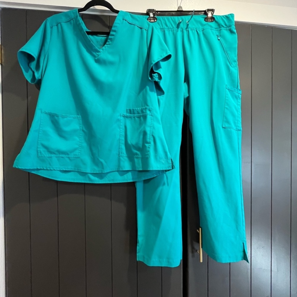 Med Couture Insight Scrub set